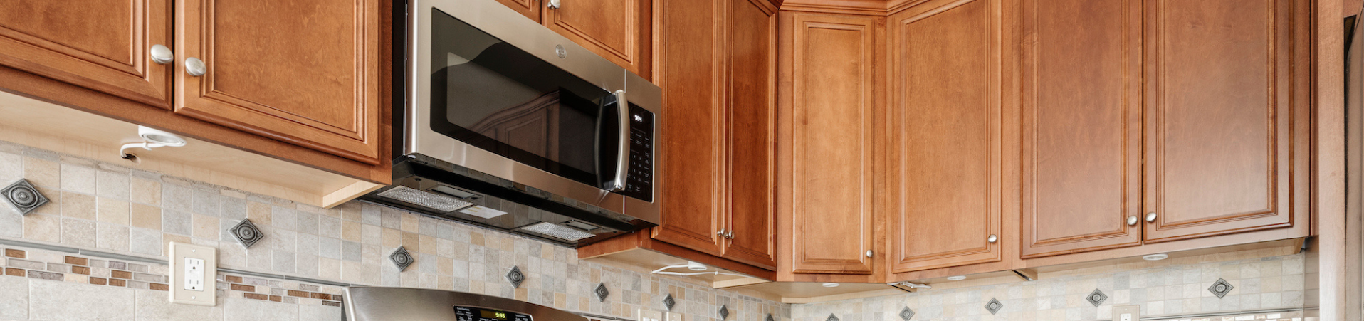 Photo of kitchen with old cabinets before refinishing